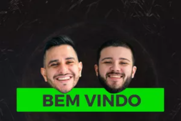 Pessoa acessando mentoria Direcionado Academy online em computador para aprender marketing digital e negócios locais.