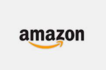 Homem sorridente lançando produto na Amazon FBA com sucesso