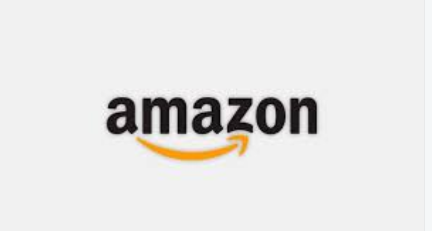 Homem sorridente lançando produto na Amazon FBA com sucesso