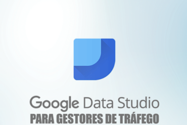 Gestor de Tráfego utilizando Google Data Studio para analisar relatórios de anúncios