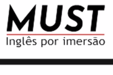 Jovem confiante falando inglês em uma viagem internacional