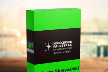 Roberto Shinyashiki ministrando palestra com público aplaudindo