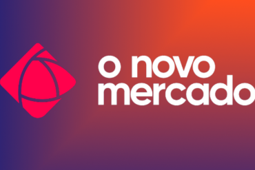 Ícaro de Carvalho em sua escola de negócios O Novo Mercado, ministrando aula sobre marketing digital.