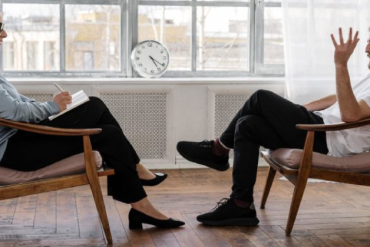 Terapeuta realizando sessão online, demonstrando a aplicação do marketing digital para expandir a prática e atrair mais pacientes.