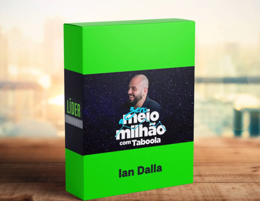 Mulher sorrindo e apontando para um laptop exibindo gráficos de crescimento digital - Treinamento Caroline Almeida Lima SEO Autoridade