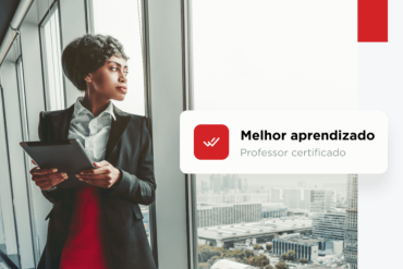 Homem sorrindo analisando gráfico de fundos imobiliários em tablet, com prédios modernos ao fundo.