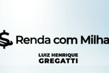 Luiz Gregatti em frente a um mapa mundi, demonstrando o curso Renda com Milhas e estratégias de viagens com milhas aéreas.