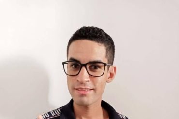 Barbeiro profissional realizando um corte de cabelo moderno e preciso com foco em detalhes