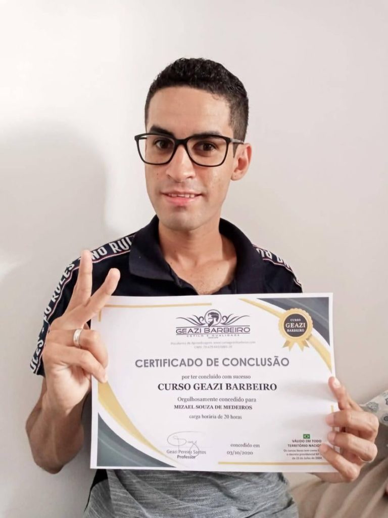 Barbeiro profissional realizando um corte de cabelo moderno e preciso com foco em detalhes