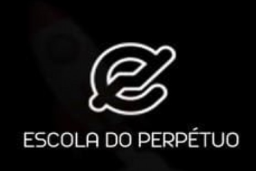 Micha Menezes ensinando estratégias de vendas online no curso Escola de Perpétuo.