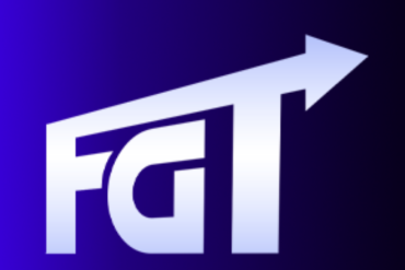 Imagem de um gestor de tráfego digital focado em telas com gráficos de desempenho e otimização de campanhas.