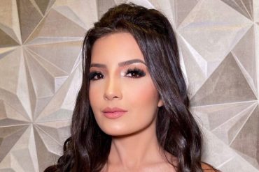 Mulher trabalhando no computador com gráficos de sucesso, símbolo de dinheiro e ícones de marketing digital