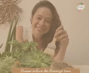 Mulher criando arranjo floral com suculentas em vaso decorado