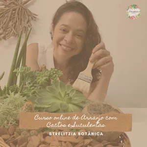 Mulher criando arranjo floral com suculentas em vaso decorado