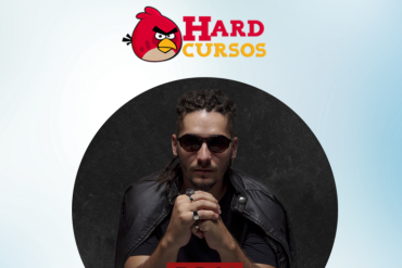 Pessoa gravando vídeo profissional com celular e tripé em ambiente externo