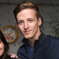 Ilustração realista de um notebook exibindo gráficos de crescimento de marketing digital com ícones de SEO e conversão.