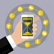 Homem trabalhando de forma hiper eficiente com organização de tempo e produtividade.