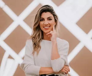 Mulher sorridente apresentando o curso Eu Me Importo de Luiza Trompowsky sobre importação e e-commerce.