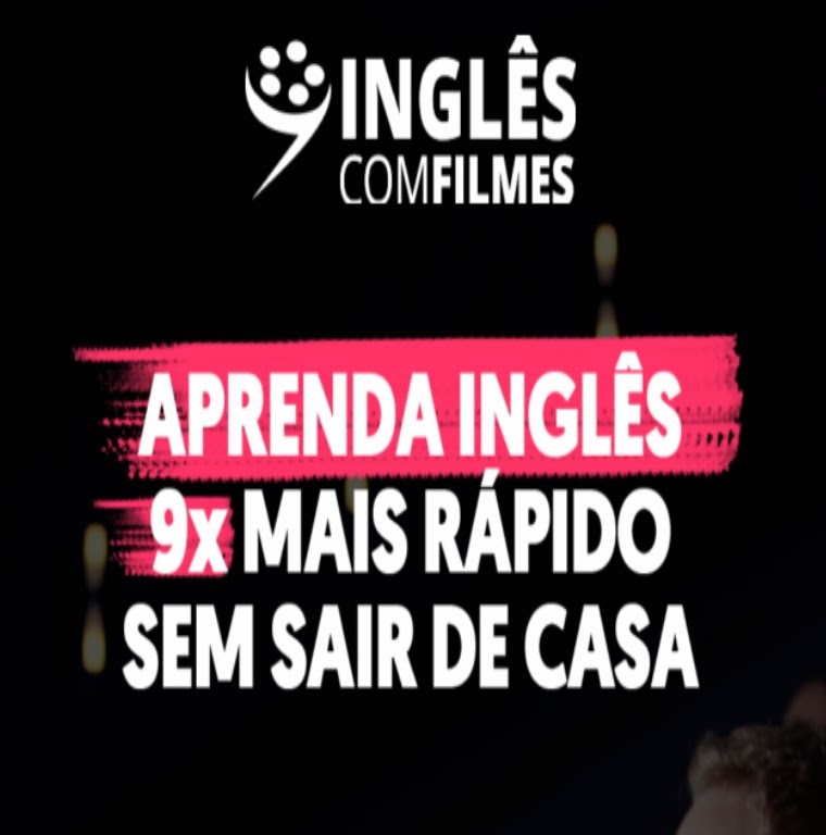 Pessoa assistindo filme em inglês com fones de ouvido e livros didáticos