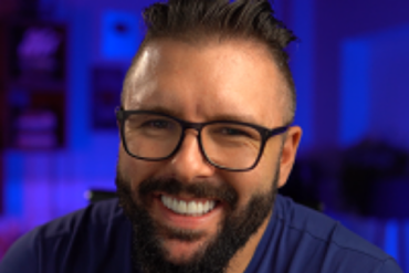 Capa do curso Produtor Digital 2.0 Alex Vargas com o título em destaque e um ícone de sucesso digital.