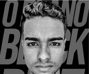 Daniel Katsu em pose de autoridade, símbolo de cinturão preto de karatê integrado com gráficos de mercado de Day Trade