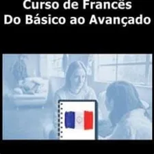 Estudante sorrindo e aprendendo francês com um curso online em um laptop, com livros e um mapa da França ao fundo.