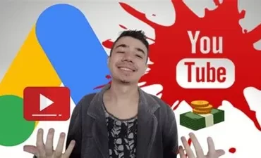 Homem sorrindo enquanto edita vídeo no YouTube em um laptop moderno, com gráficos de crescimento financeiro sobrepostos, representando a monetização do canal.