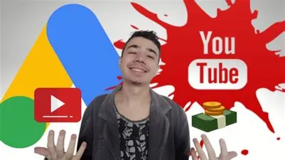 Homem sorrindo enquanto edita vídeo no YouTube em um laptop moderno, com gráficos de crescimento financeiro sobrepostos, representando a monetização do canal.