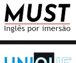 Aluno confiante falando inglês em viagem internacional